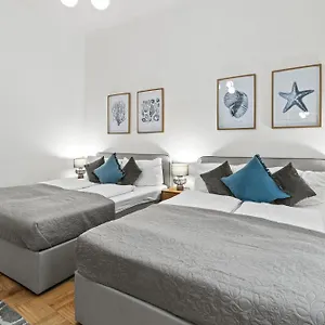Central, 5 Min Walk To U4 Friedensbruecke Apartament